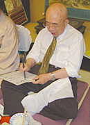 色紙執筆中の船井幸雄先生